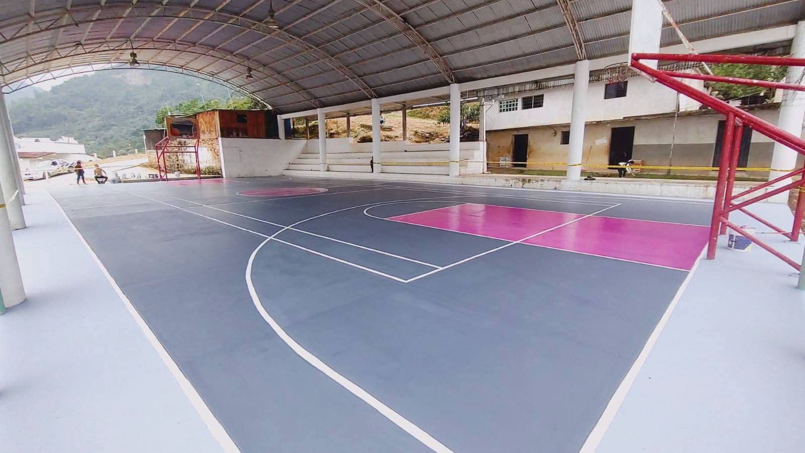 Seguimos trabajando en el embellecimiento y mantenimiento de los espacios públicos donde nuestras comunidades se reúnen, conviven y fortalecen el deporte y la fe.