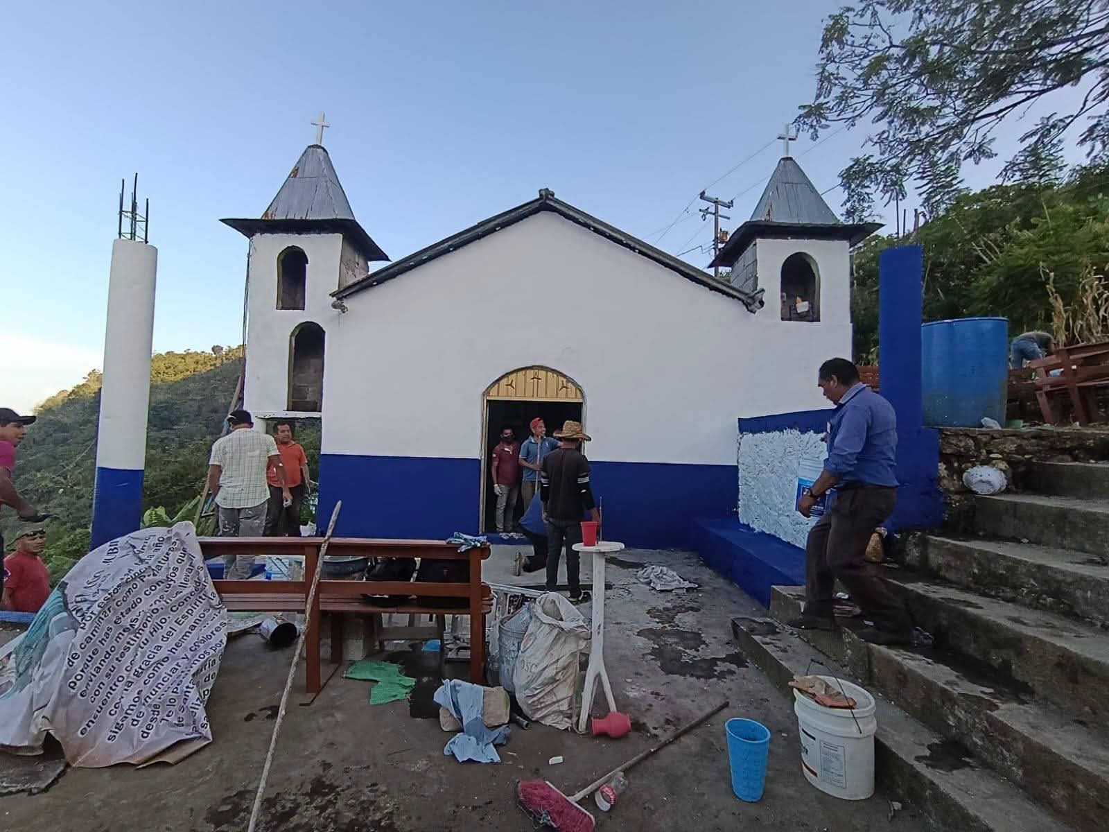 En atención a la solicitud de la comunidad de La Finca, perteneciente a la Agencia de Agua de la Rosa, el equipo de
                    mantenimiento del Gobierno Municipal realizó trabajos de pintura y mantenimiento en la capilla de la comunidad.